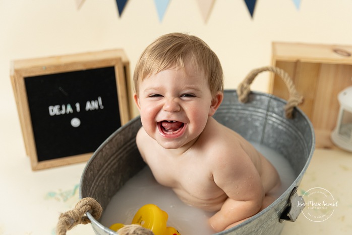 Minimalist milkbath photos. Cream and blue Smash the Cake setup. Simple Cake Smash milk bath photos. Photos de Smash the Cake à Montréal. Photographe Smash the Cake à Montréal. Montreal Smash the Cake photoshoot. Montreal Smash the Cake photographer