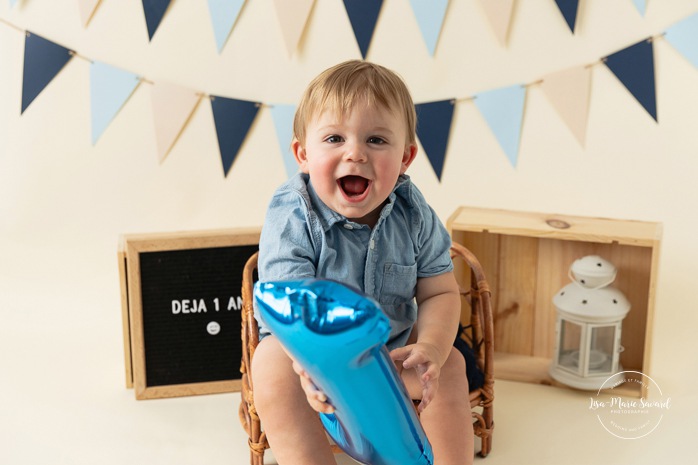 Minimalist boy Smash the Cake photos. Cream and blue Smash the Cake setup. Simple Cake Smash photos. Photos de Smash the Cake à Montréal. Photographe Smash the Cake à Montréal. Montreal Smash the Cake photoshoot. Montreal Smash the Cake photographer.