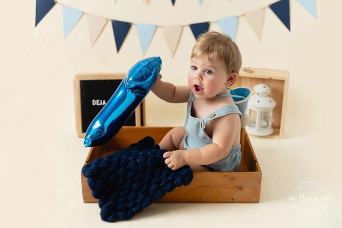 Minimalist boy Smash the Cake photos. Cream and blue Smash the Cake setup. Simple Cake Smash photos. Photos de Smash the Cake à Montréal. Photographe Smash the Cake à Montréal. Montreal Smash the Cake photoshoot. Montreal Smash the Cake photographer.