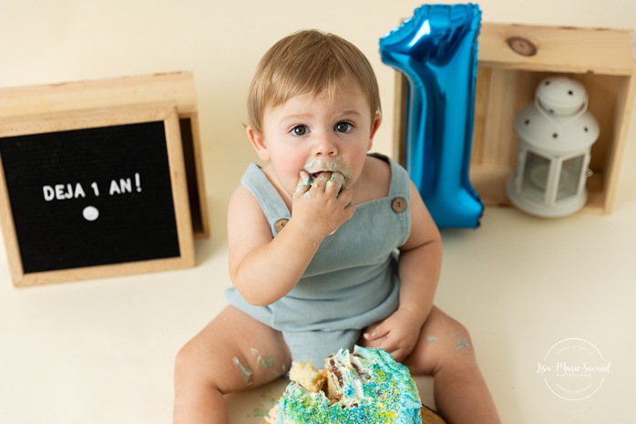 Minimalist boy Smash the Cake photos. Cream and blue Smash the Cake setup. Simple Cake Smash photos. Photos de Smash the Cake à Montréal. Photographe Smash the Cake à Montréal. Montreal Smash the Cake photoshoot. Montreal Smash the Cake photographer.