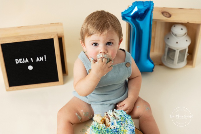 Minimalist boy Smash the Cake photos. Cream and blue Smash the Cake setup. Simple Cake Smash photos. Photos de Smash the Cake à Montréal. Photographe Smash the Cake à Montréal. Montreal Smash the Cake photoshoot. Montreal Smash the Cake photographer.