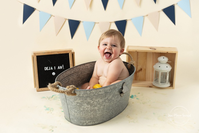 Minimalist milkbath photos. Cream and blue Smash the Cake setup. Simple Cake Smash milk bath photos. Photos de Smash the Cake à Montréal. Photographe Smash the Cake à Montréal. Montreal Smash the Cake photoshoot. Montreal Smash the Cake photographer