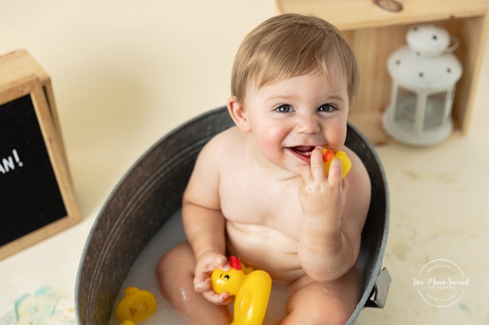 Minimalist milkbath photos. Cream and blue Smash the Cake setup. Simple Cake Smash milk bath photos. Photos de Smash the Cake à Montréal. Photographe Smash the Cake à Montréal. Montreal Smash the Cake photoshoot. Montreal Smash the Cake photographer