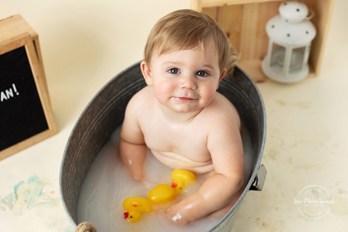 Minimalist milkbath photos. Cream and blue Smash the Cake setup. Simple Cake Smash milk bath photos. Photos de Smash the Cake à Montréal. Photographe Smash the Cake à Montréal. Montreal Smash the Cake photoshoot. Montreal Smash the Cake photographer