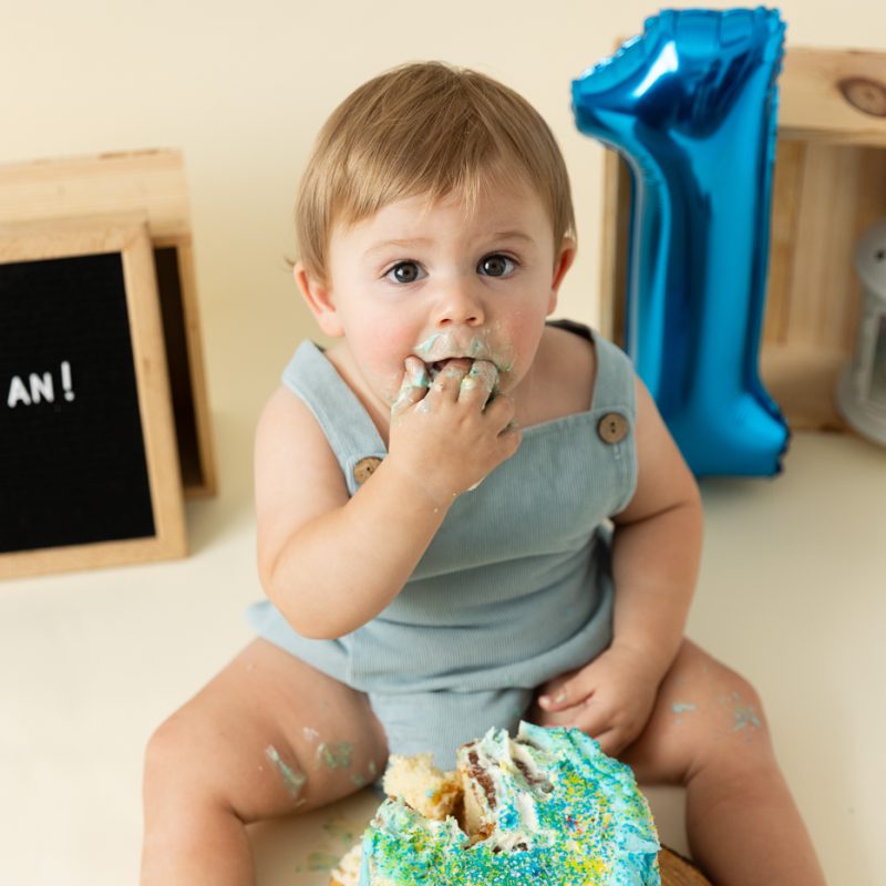 Minimalist boy Smash the Cake photos. Cream and blue Smash the Cake setup. Simple Cake Smash photos. Photos de Smash the Cake à Montréal. Photographe Smash the Cake à Montréal. Montreal Smash the Cake photoshoot. Montreal Smash the Cake photographer.
