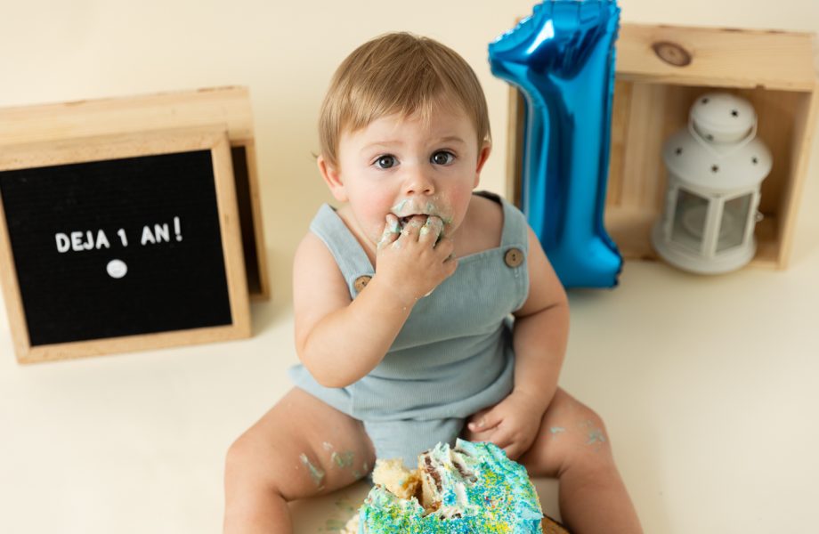 Minimalist boy Smash the Cake photos. Cream and blue Smash the Cake setup. Simple Cake Smash photos. Photos de Smash the Cake à Montréal. Photographe Smash the Cake à Montréal. Montreal Smash the Cake photoshoot. Montreal Smash the Cake photographer.