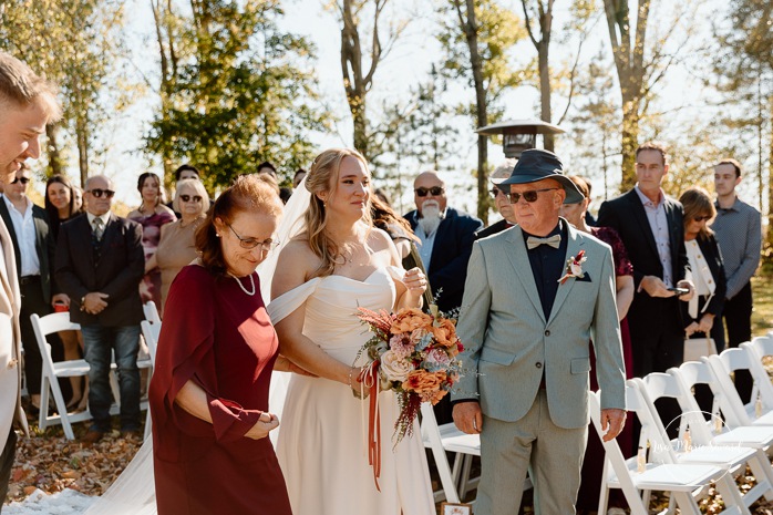 Outdoor fall wedding ceremony. Mariage au Domaine St-Simon en automne. Photographe de mariage en Montérégie. Domaine St-Simon wedding.