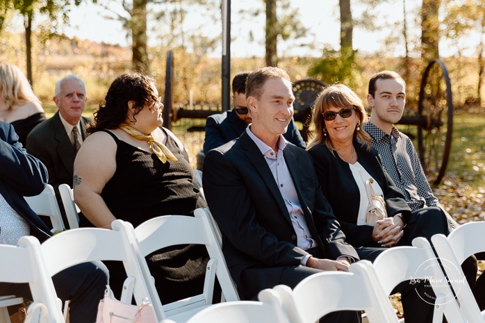 Outdoor fall wedding ceremony. Mariage au Domaine St-Simon en automne. Photographe de mariage en Montérégie. Domaine St-Simon wedding.