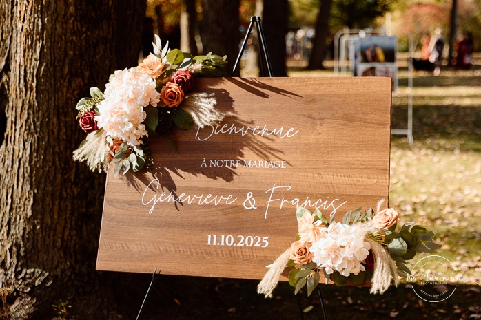 Fall wedding decor ideas. Outdoor fall wedding ceremony. Mariage au Domaine St-Simon en automne. Photographe de mariage en Montérégie. Domaine St-Simon wedding.