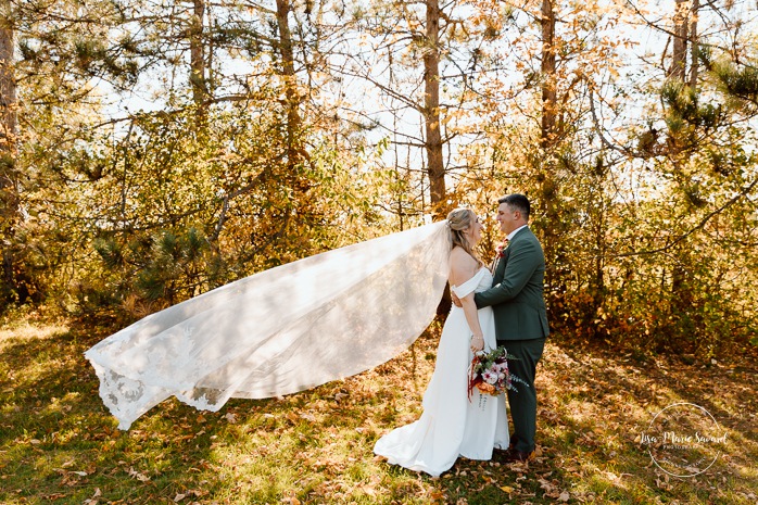 Fall wedding photos. Forest wedding photos. Mariage au Domaine St-Simon en automne. Photographe de mariage en Montérégie. Domaine St-Simon wedding.