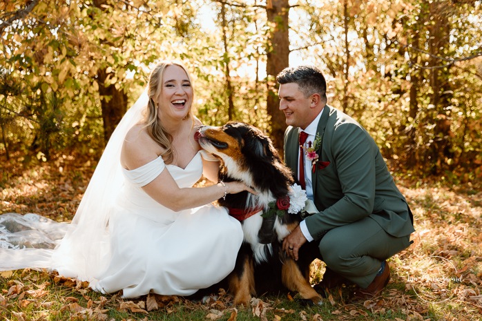 Fall wedding photos. Wedding photos with dog. Large dog wedding photos. Mariage au Domaine St-Simon en automne. Photographe de mariage en Montérégie. Domaine St-Simon wedding.
