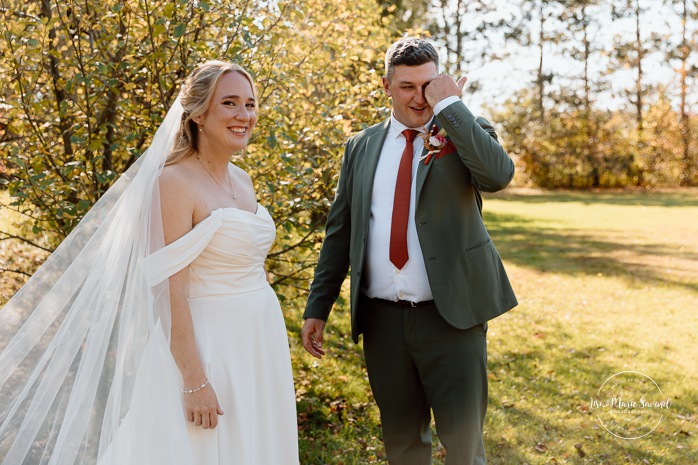 Tearful wedding first look photos. Fall wedding first look photos. Mariage au Domaine St-Simon en automne. Photographe de mariage en Montérégie. Domaine St-Simon wedding.