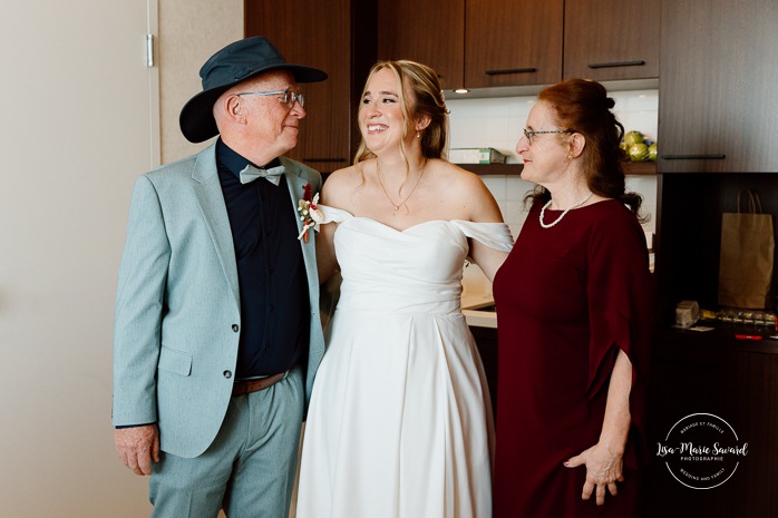Father of the bride first look. Wedding first look with father. Mariage au Domaine St-Simon en automne. Photographe de mariage en Montérégie. Domaine St-Simon wedding.