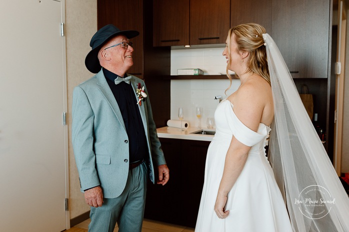 Father of the bride first look. Wedding first look with father. Mariage au Domaine St-Simon en automne. Photographe de mariage en Montérégie. Domaine St-Simon wedding.
