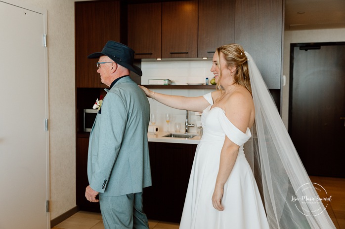 Father of the bride first look. Wedding first look with father. Mariage au Domaine St-Simon en automne. Photographe de mariage en Montérégie. Domaine St-Simon wedding.