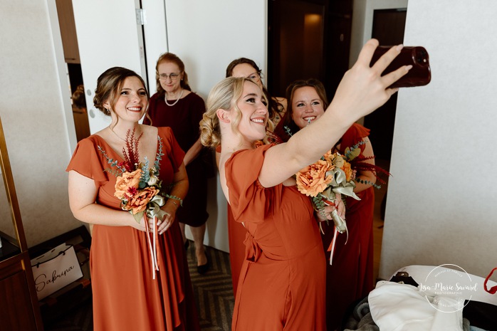 Bride getting ready with bridesmaids in hotel room. Sheraton St-Hyacinthe. Mariage au Domaine St-Simon en automne. Photographe de mariage en Montérégie. Domaine St-Simon wedding.