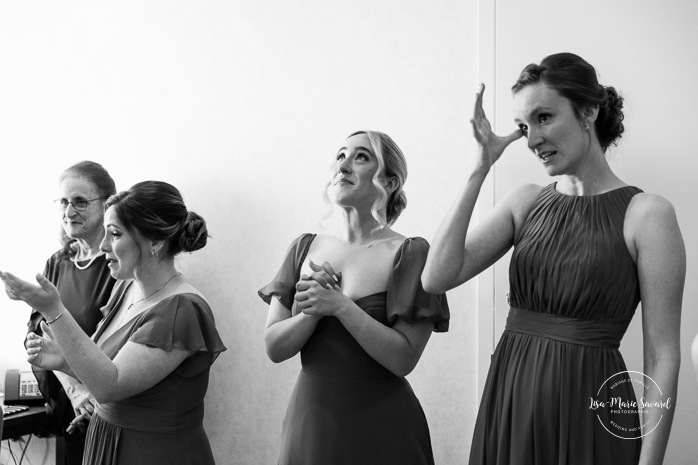 Bridesmaids first look in hotel room. Surprise pregnancy announcement with bridesmaids. Sheraton St-Hyacinthe. Mariage au Domaine St-Simon en automne. Photographe de mariage en Montérégie. Domaine St-Simon wedding.