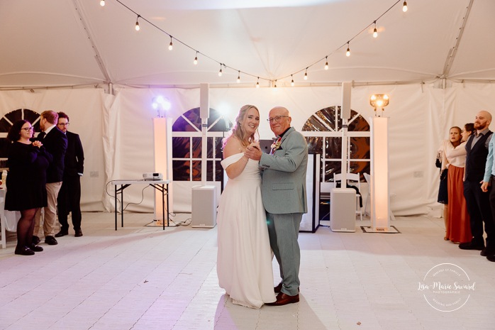 Father and daughter wedding dance. Outdoor tent wedding reception ideas. Mariage au Domaine St-Simon en automne. Photographe de mariage en Montérégie. Domaine St-Simon wedding.