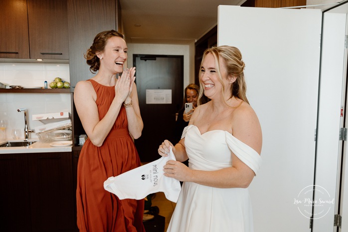 Bridesmaids first look in hotel room. Surprise pregnancy announcement with bridesmaids. Sheraton St-Hyacinthe. Mariage au Domaine St-Simon en automne. Photographe de mariage en Montérégie. Domaine St-Simon wedding.