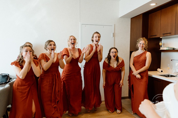 Bridesmaids first look in hotel room. Surprise pregnancy announcement with bridesmaids. Sheraton St-Hyacinthe. Mariage au Domaine St-Simon en automne. Photographe de mariage en Montérégie. Domaine St-Simon wedding.