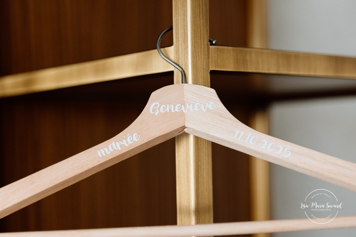 Bridal flat lay with accessories. Sheraton St-Hyacinthe. Mariage au Domaine St-Simon en automne. Photographe de mariage en Montérégie. Domaine St-Simon wedding.