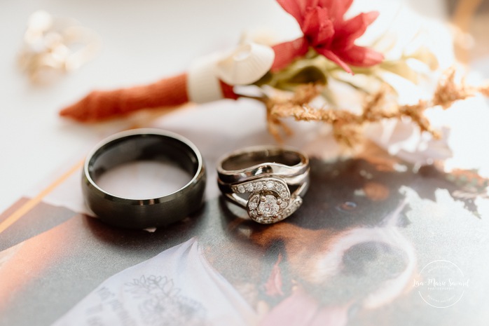 Bridal flat lay with accessories. Sheraton St-Hyacinthe. Mariage au Domaine St-Simon en automne. Photographe de mariage en Montérégie. Domaine St-Simon wedding.