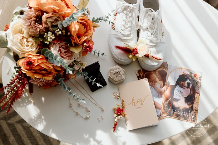 Bridal flat lay with accessories. Sheraton St-Hyacinthe. Mariage au Domaine St-Simon en automne. Photographe de mariage en Montérégie. Domaine St-Simon wedding.