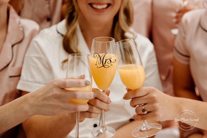Bride getting ready with bridesmaids in hotel room. Sheraton St-Hyacinthe. Mariage au Domaine St-Simon en automne. Photographe de mariage en Montérégie. Domaine St-Simon wedding.