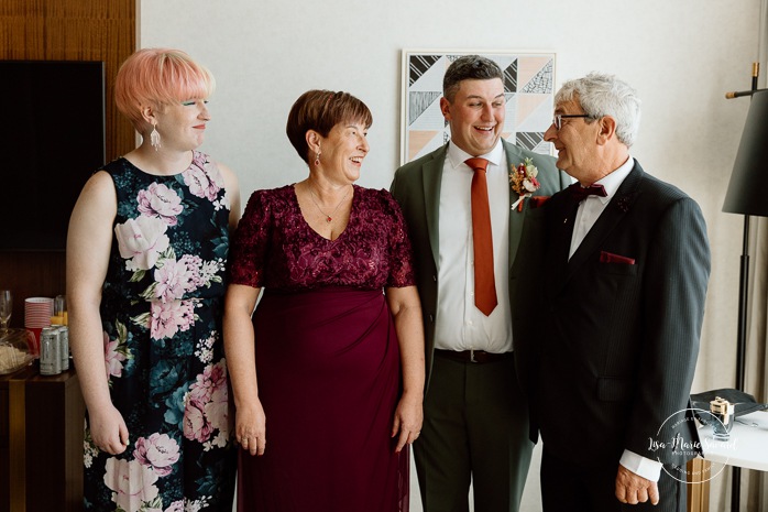 Groom getting ready with groomsmen in hotel room. Sheraton St-Hyacinthe. Mariage au Domaine St-Simon en automne. Photographe de mariage en Montérégie. Domaine St-Simon wedding.