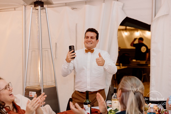 Wedding bouquet toss. Funny bridal bouquet toss. Outdoor tent wedding reception ideas. Mariage au Domaine St-Simon en automne. Photographe de mariage en Montérégie. Domaine St-Simon wedding.