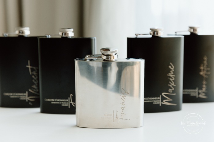 Groom flat lay photo with accessories. Sheraton St-Hyacinthe. Mariage au Domaine St-Simon en automne. Photographe de mariage en Montérégie. Domaine St-Simon wedding.