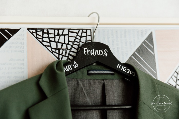 Groom flat lay photo with accessories. Sheraton St-Hyacinthe. Mariage au Domaine St-Simon en automne. Photographe de mariage en Montérégie. Domaine St-Simon wedding.