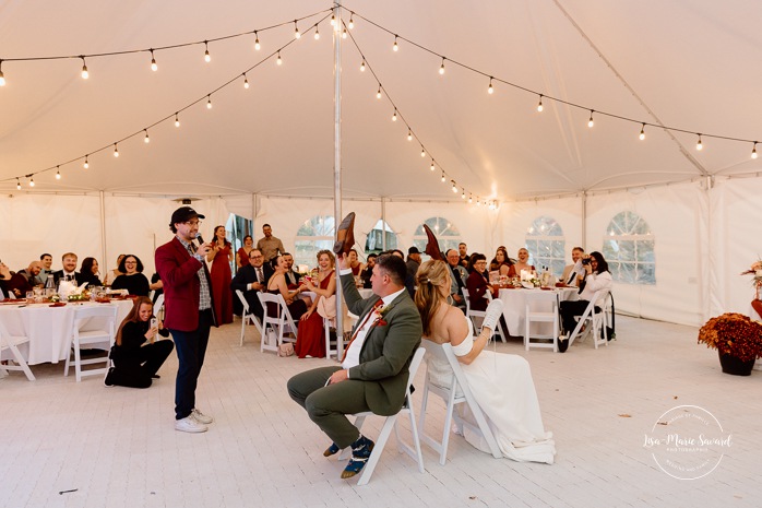 Wedding night game ideas. Outdoor tent wedding reception ideas. Mariage au Domaine St-Simon en automne. Photographe de mariage en Montérégie. Domaine St-Simon wedding.