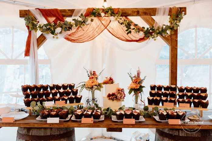 Fall wedding cake ideas. Fall floral wedding cake and cupcakes. Mariage au Domaine St-Simon en automne. Photographe de mariage en Montérégie. Domaine St-Simon wedding.