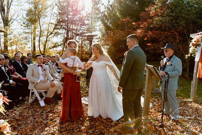 Outdoor fall wedding ceremony. Mariage au Domaine St-Simon en automne. Photographe de mariage en Montérégie. Domaine St-Simon wedding.