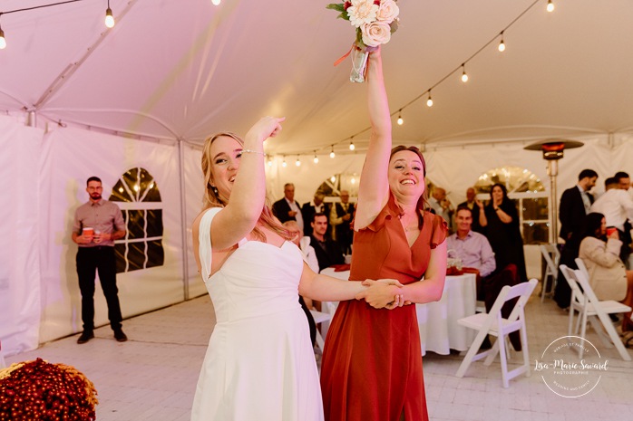 Wedding bouquet toss. Funny bridal bouquet toss. Outdoor tent wedding reception ideas. Mariage au Domaine St-Simon en automne. Photographe de mariage en Montérégie. Domaine St-Simon wedding.