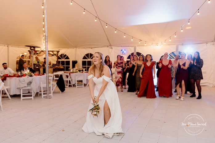 Wedding bouquet toss. Funny bridal bouquet toss. Outdoor tent wedding reception ideas. Mariage au Domaine St-Simon en automne. Photographe de mariage en Montérégie. Domaine St-Simon wedding.