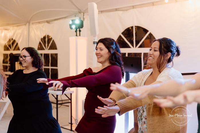 Wedding guests having fun on the dancefloor. Wedding dancefloor photos. Outdoor tent wedding reception ideas. Mariage au Domaine St-Simon en automne. Photographe de mariage en Montérégie. Domaine St-Simon wedding.