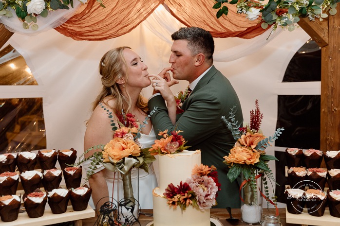Fall wedding cake ideas. Fall floral wedding cake and cupcakes. Mariage au Domaine St-Simon en automne. Photographe de mariage en Montérégie. Domaine St-Simon wedding.