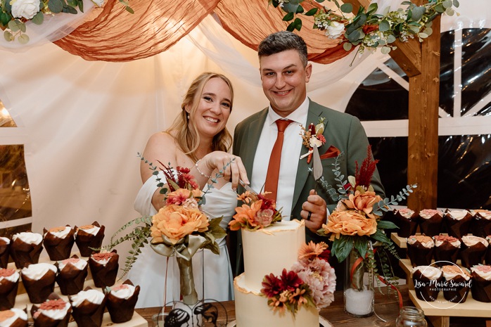 Fall wedding cake ideas. Fall floral wedding cake and cupcakes. Mariage au Domaine St-Simon en automne. Photographe de mariage en Montérégie. Domaine St-Simon wedding.