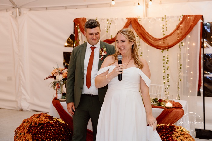 Wedding night game ideas. Outdoor tent wedding reception ideas. Mariage au Domaine St-Simon en automne. Photographe de mariage en Montérégie. Domaine St-Simon wedding.