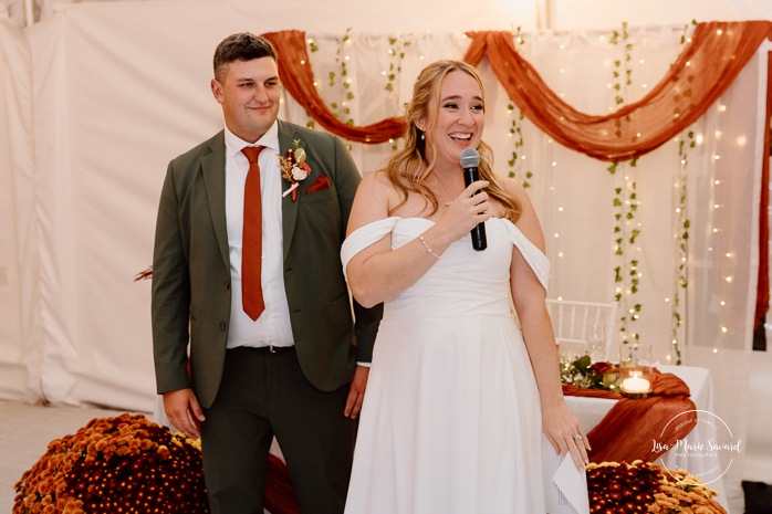 Wedding night game ideas. Outdoor tent wedding reception ideas. Mariage au Domaine St-Simon en automne. Photographe de mariage en Montérégie. Domaine St-Simon wedding.