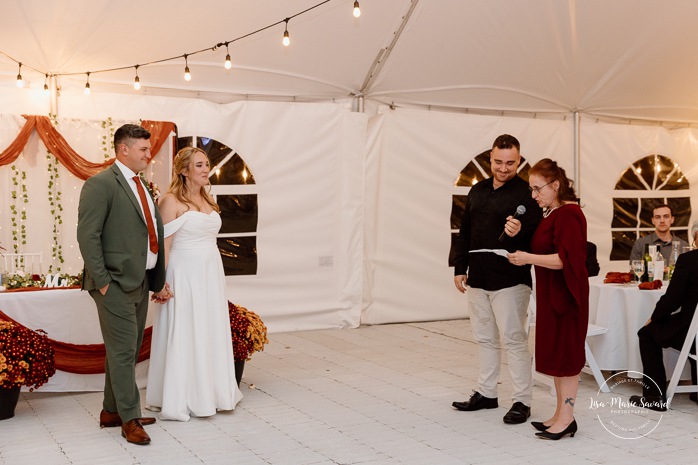 Wedding night game ideas. Outdoor tent wedding reception ideas. Mariage au Domaine St-Simon en automne. Photographe de mariage en Montérégie. Domaine St-Simon wedding.