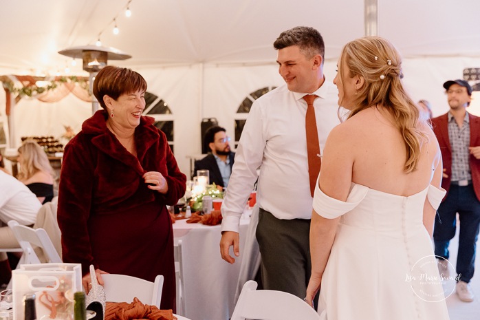 Wedding night game ideas. Outdoor tent wedding reception ideas. Mariage au Domaine St-Simon en automne. Photographe de mariage en Montérégie. Domaine St-Simon wedding.