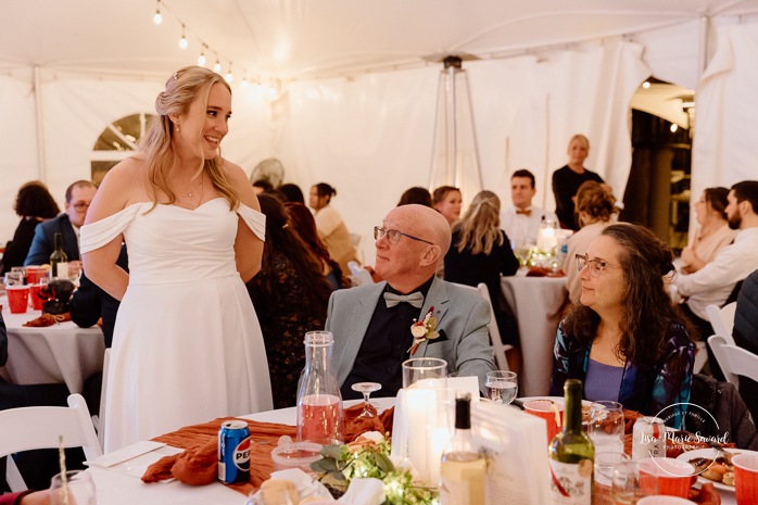 Wedding night game ideas. Outdoor tent wedding reception ideas. Mariage au Domaine St-Simon en automne. Photographe de mariage en Montérégie. Domaine St-Simon wedding.