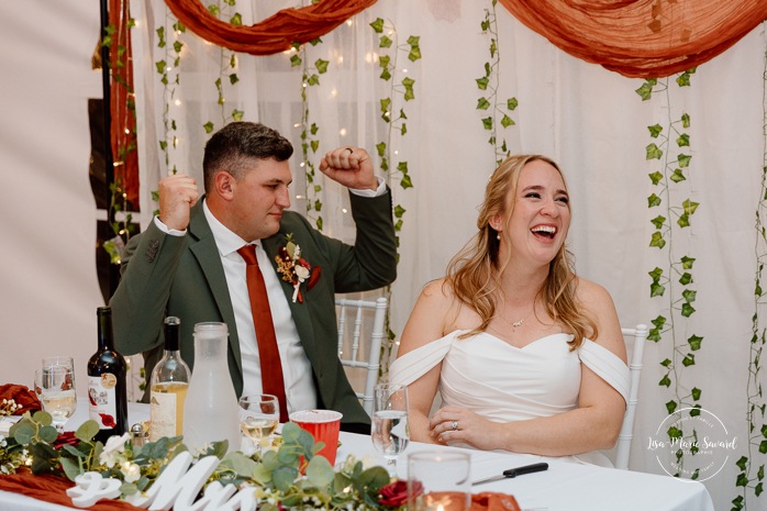 Wedding night game ideas. Outdoor tent wedding reception ideas. Mariage au Domaine St-Simon en automne. Photographe de mariage en Montérégie. Domaine St-Simon wedding.