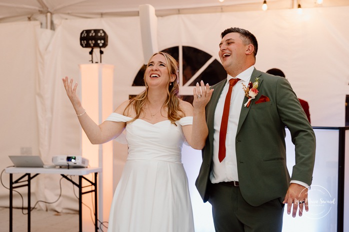 Wedding night game ideas. Outdoor tent wedding reception ideas. Mariage au Domaine St-Simon en automne. Photographe de mariage en Montérégie. Domaine St-Simon wedding.