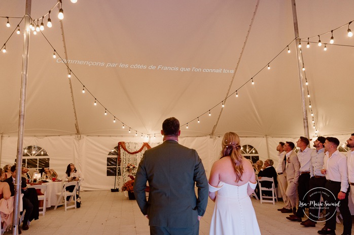 Wedding night game ideas. Outdoor tent wedding reception ideas. Mariage au Domaine St-Simon en automne. Photographe de mariage en Montérégie. Domaine St-Simon wedding.