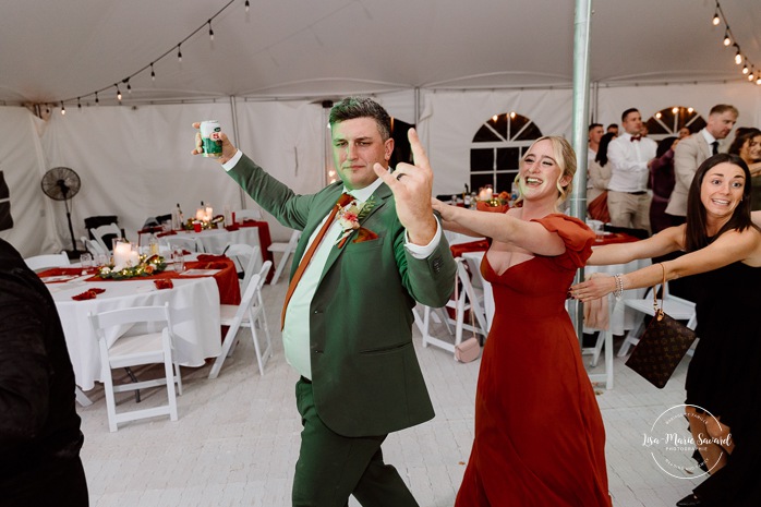 Wedding guests having fun on the dancefloor. Wedding dancefloor photos. Outdoor tent wedding reception ideas. Mariage au Domaine St-Simon en automne. Photographe de mariage en Montérégie. Domaine St-Simon wedding.