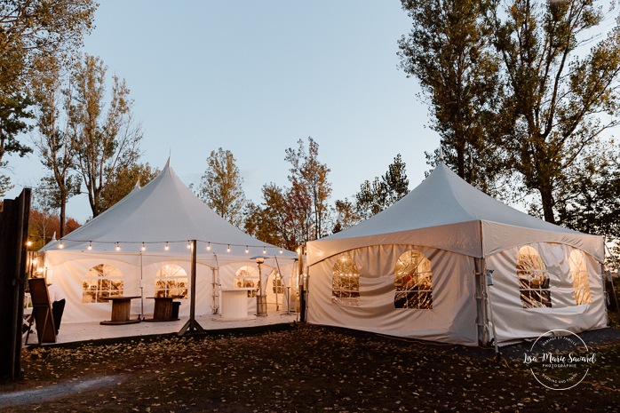 Outdoor tent wedding reception ideas. Fall wedding reception under tent. Mariage au Domaine St-Simon en automne. Photographe de mariage en Montérégie. Domaine St-Simon wedding.